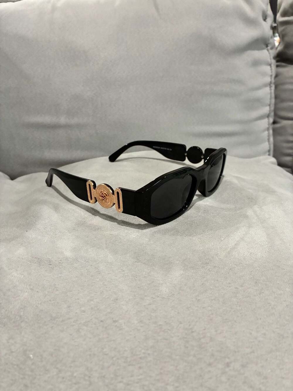 black square sunglasses lens